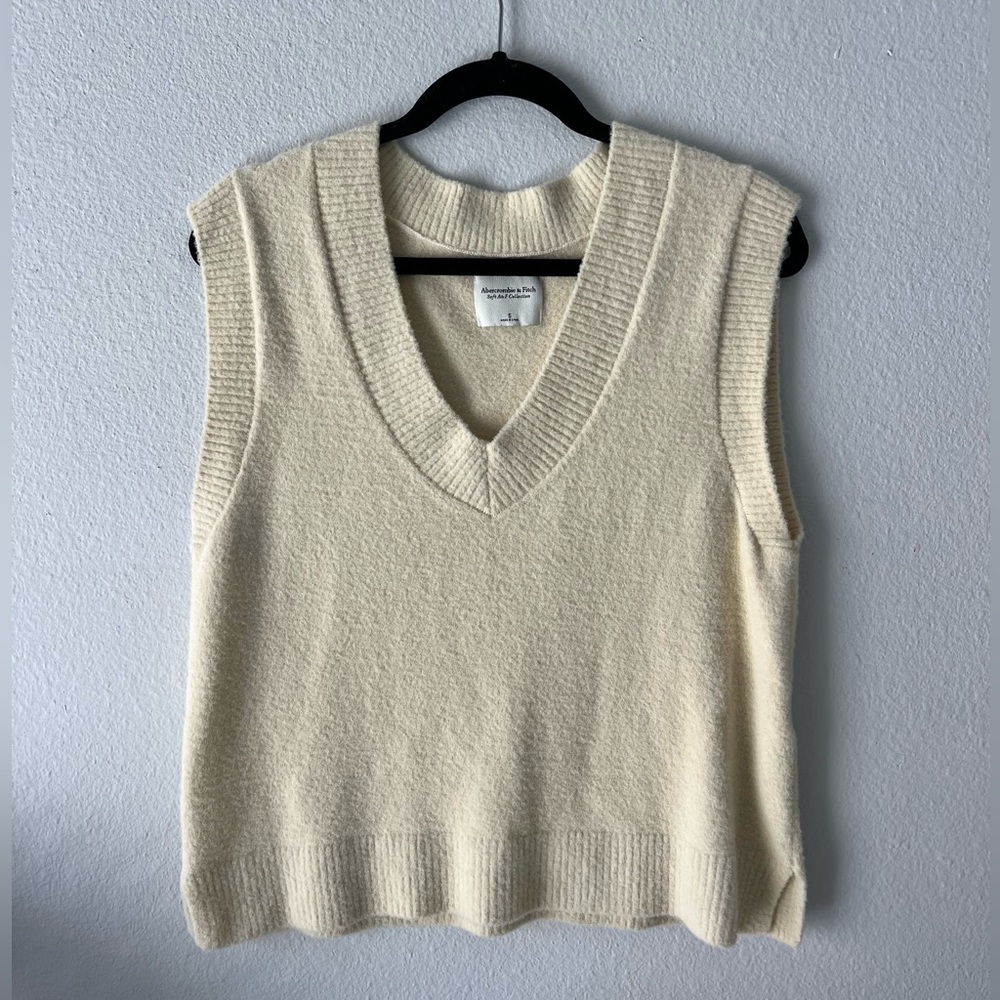 Abercrombie & Fitch Women's V-Neck Cream Sweater Vest- size small
